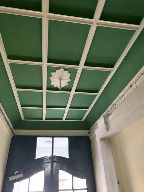 Farbige Decke mit weißen Profilen