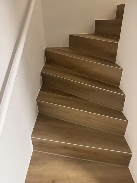 Treppenaufgang mit Holzstufen