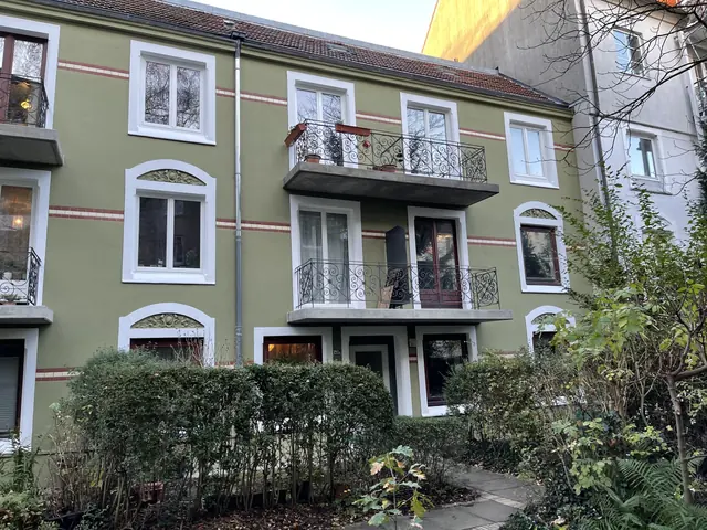 Fassade mit farbigem Anstrich