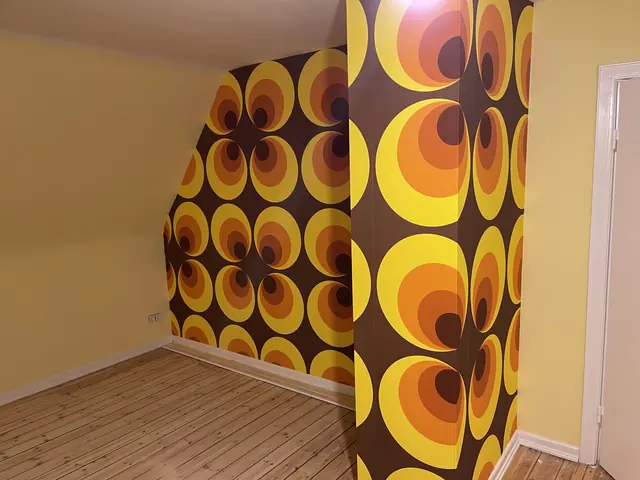 Akzentwand mit grafischer Tapete