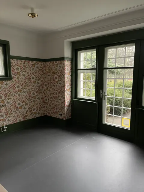 Raum mit dunklen Fensterrahmen