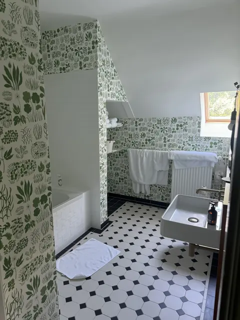 Bad mit floraler Wandgestaltung