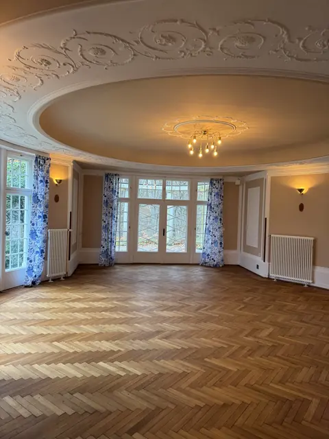 Wohnraum mit Stuck und Fensterfront