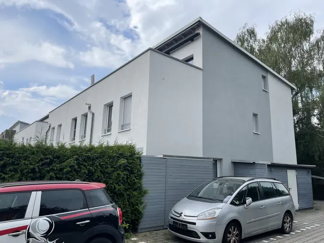 Weiße Fassade eines Wohnhauses