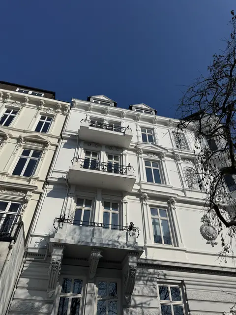 Detail einer gegliederten Altbaufassade