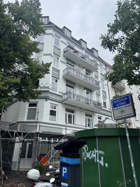 Außenansicht mit Balkonen