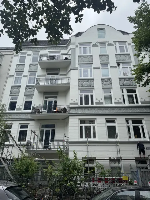 Helle Fassade mit Erker
