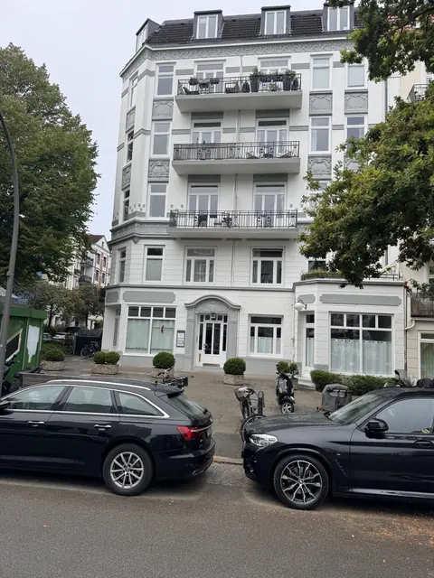 Wohnhaus mit Balkonen und Stuckfassade