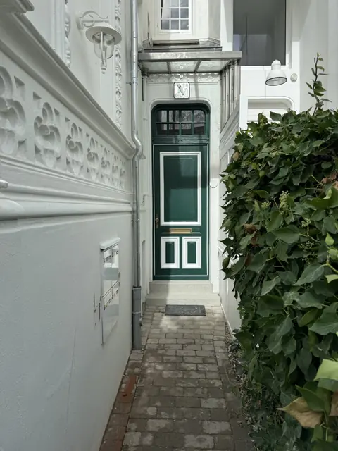 Hauseingang mit Stuckverzierungen