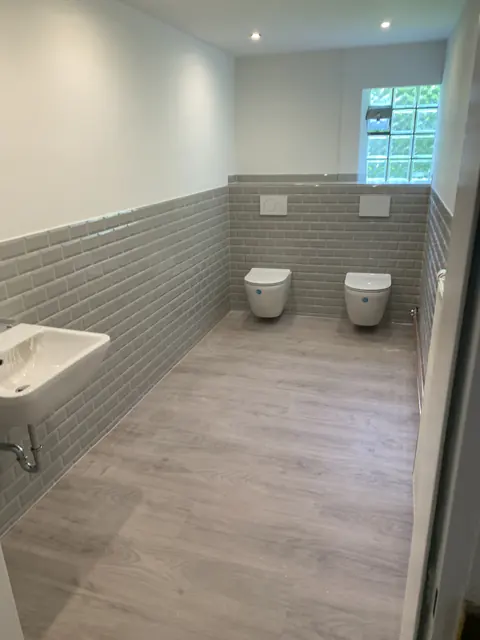 Bad mit grauem Fliesenspiegel