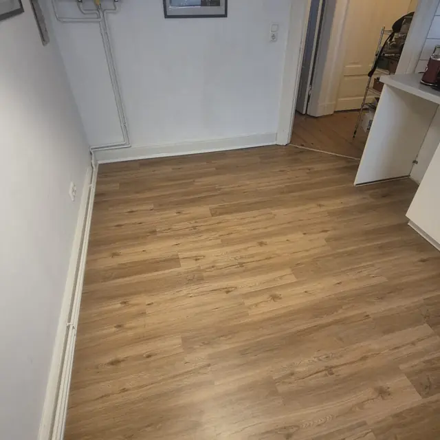 Holzfußboden im Übergang zum Flur